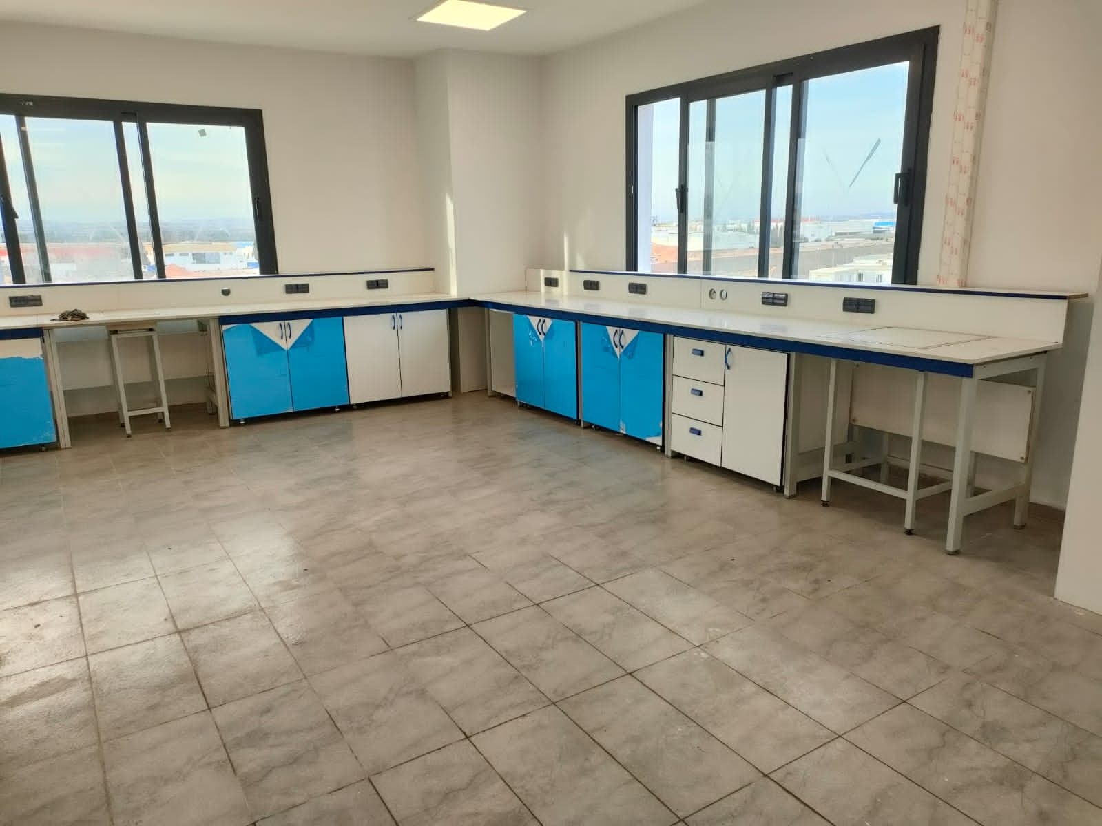 Anti-vibration tables